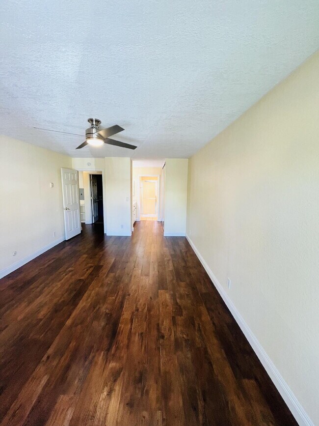 Building Photo - $2,695 - 2 Bed 2 Bath updated Condo in Del Cerro
