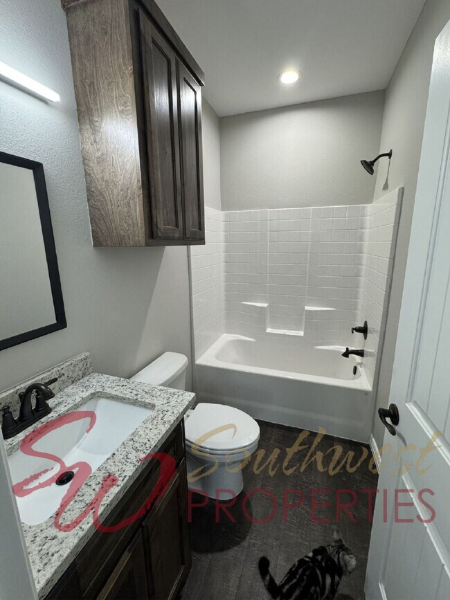 Building Photo - Modern 3 Bed / 3 Bath Duplex Near Campus – Lawncare Included!