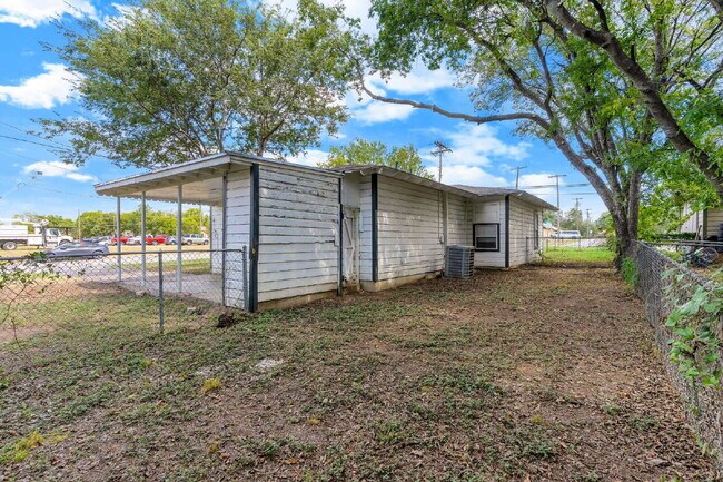 Building Photo - Cozy 2 Bedroom 1 Bath Duplex in Cleburne T...