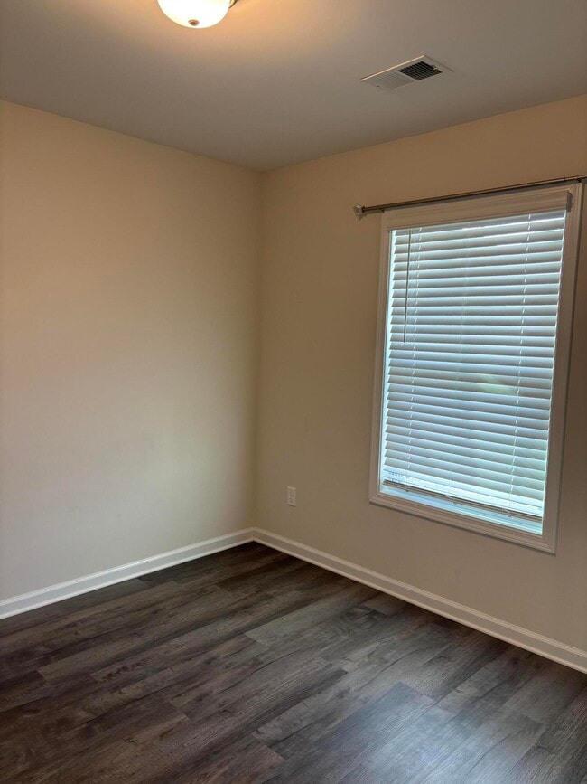 Building Photo - 335 Niblick Dr