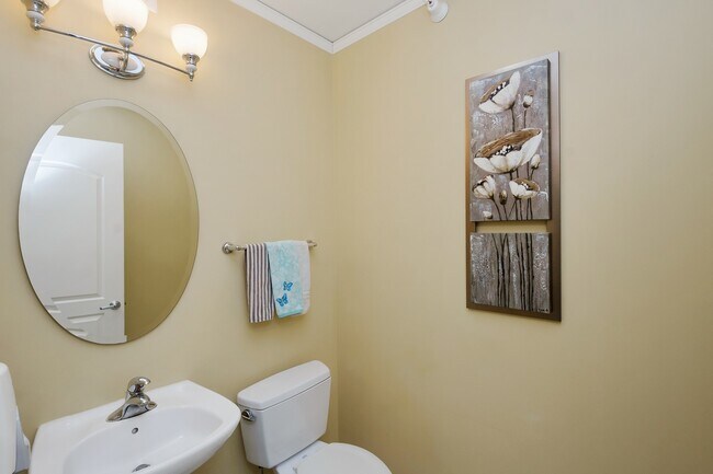 Building Photo - 450 E Waterside Dr