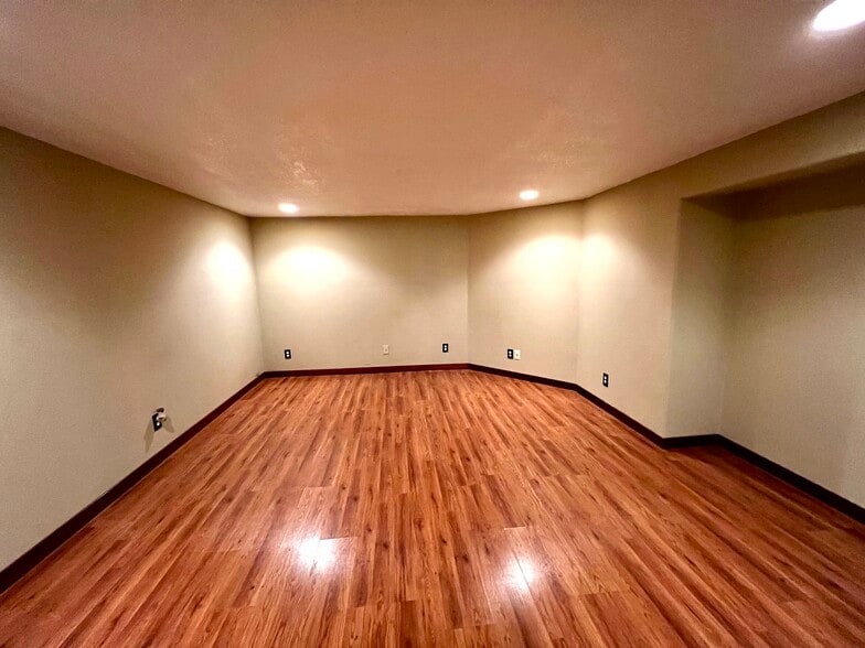 Building Photo - 1160 W Stover St