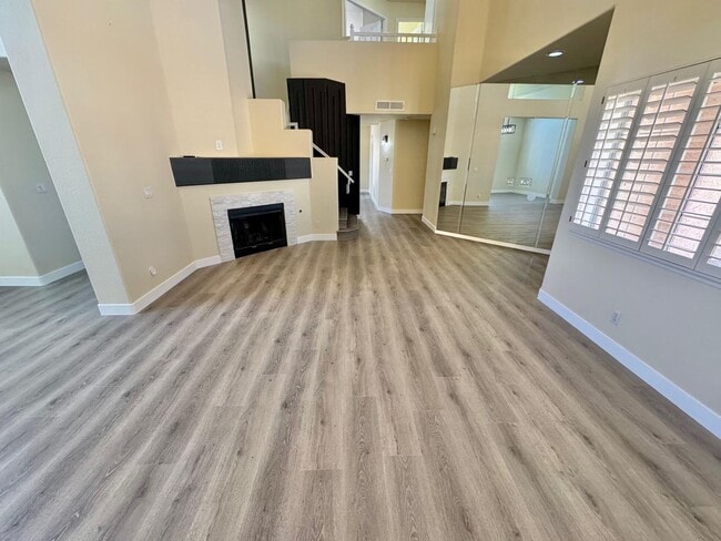 Building Photo - GORGEOUS 2 STORY SPACIOUS 4 BEDROOM HOUSE ...