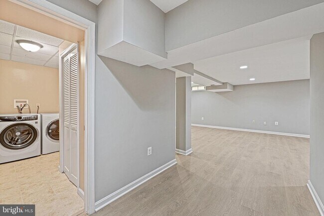 Building Photo - 9760 Hatmark Ct