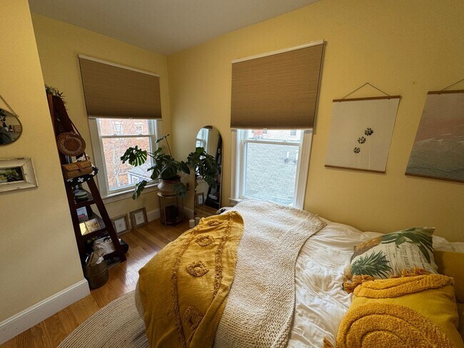 Building Photo - In-Unit Laundry, Central Heat/AC, Parking ...
