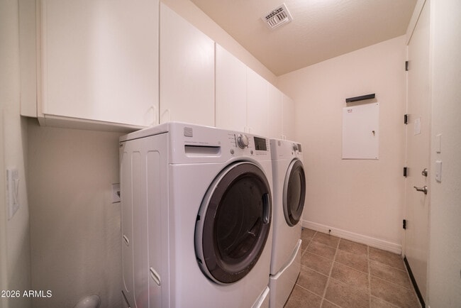 Building Photo - 2681 E Hampton Ln