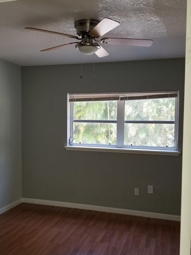 Building Photo - 382 E Royal Palm Rd