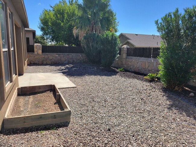 Building Photo - 3 Bedroom, 2 Bathroom Home!