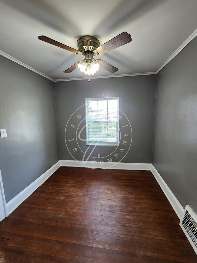 Building Photo - Charming Upper Duplex ready for you to cal...