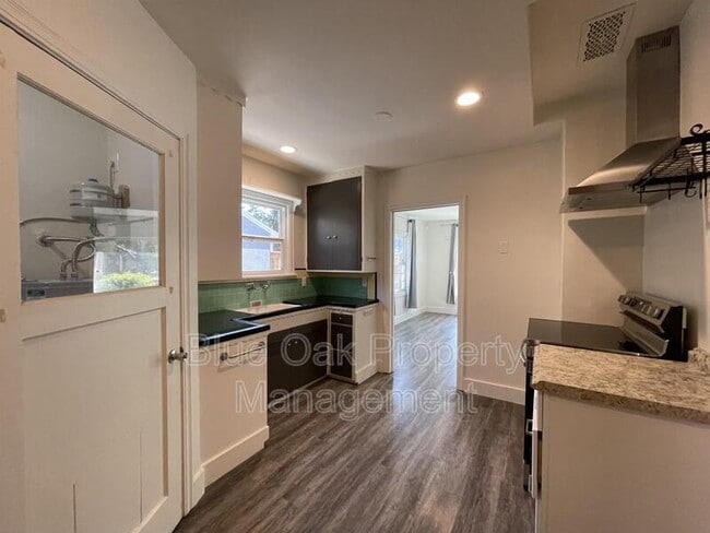 Building Photo - 266 E 6th Ave