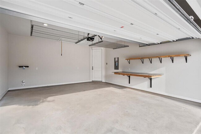 Building Photo - 912 Leaning Oak Ln