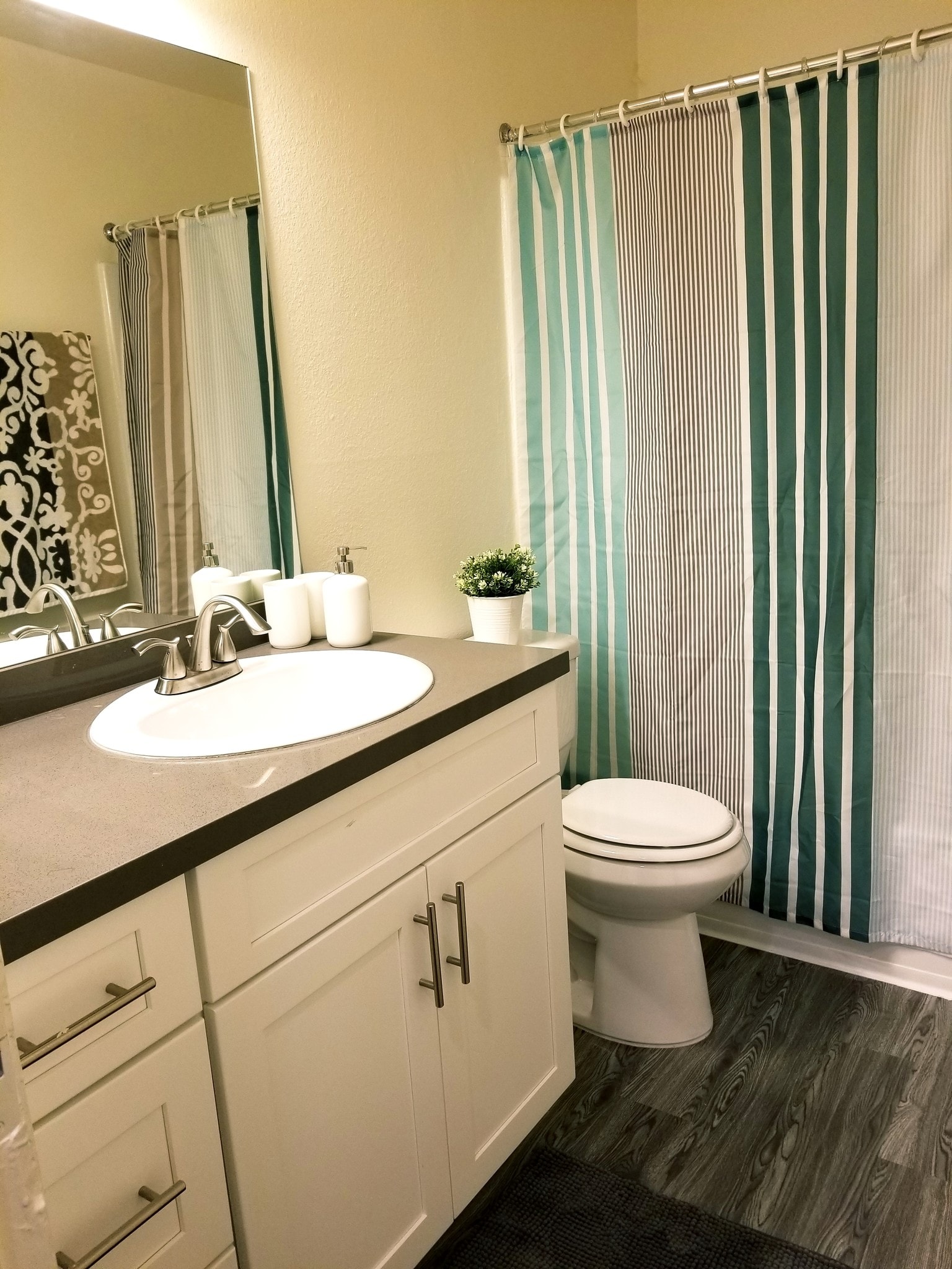 Building Photo - 526 S Ardmore Ave