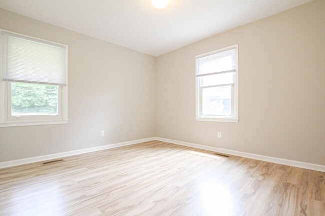 Building Photo - 219 Hallbrook Dr