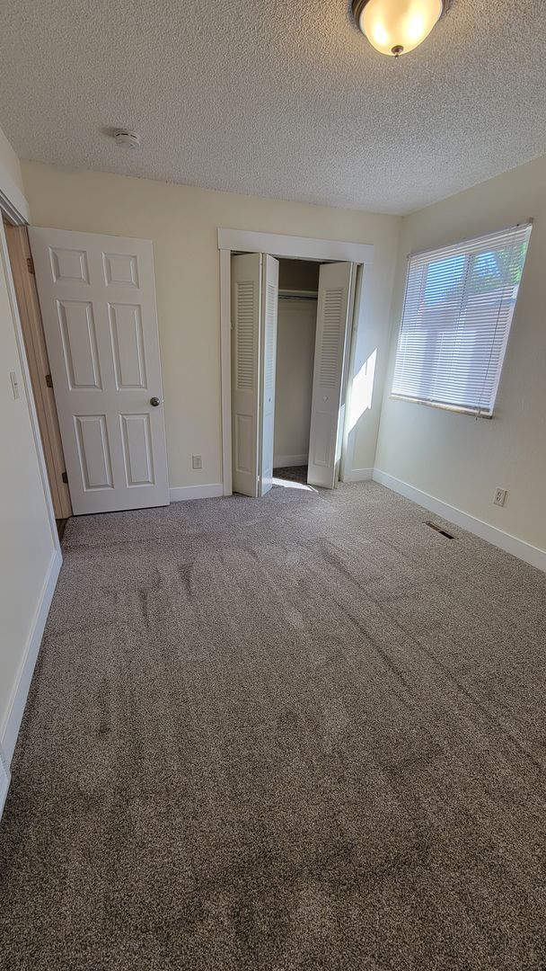 Building Photo - 2 Bdrm Duplex