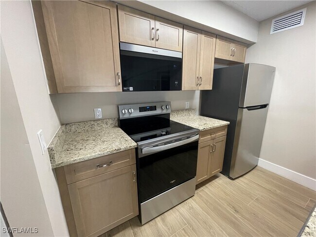 Building Photo - 5323 Summerlin Rd