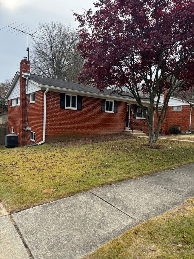 Building Photo - 4 Bedroom 3 Full Bathrooms Newly Renovated...