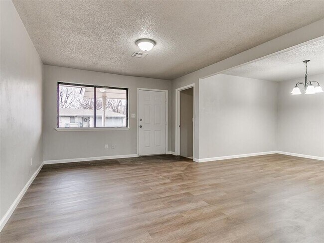 Building Photo - Super 4 Bed 1.5 Bath in the South Gate Addn in Moore, OK