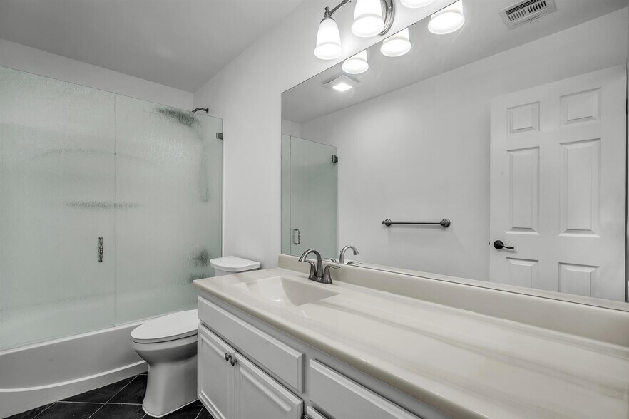 Upstairs hallway full bath - 2655 Calle Abedul