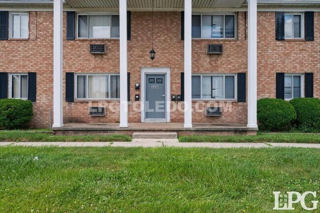 Building Photo - 3330 Arlington Ave