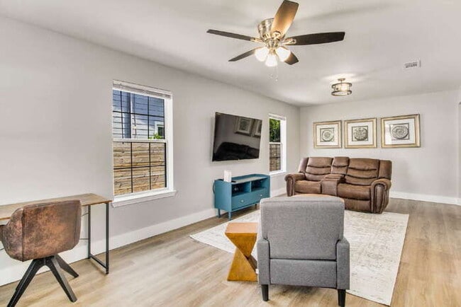 Building Photo - Charming 3-Bedroom, 2-Bath Home Near Downtown Pensacola