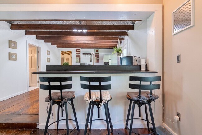 Building Photo - Cottage-style single-family home