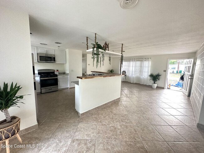 Building Photo - 250 Andros Dr