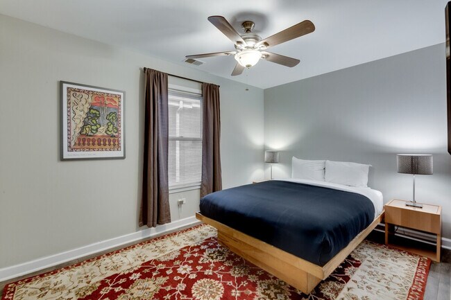 Building Photo - 226 S Hoyne Ave