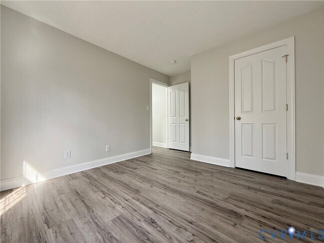 Building Photo - 1625 Southcreek Dr