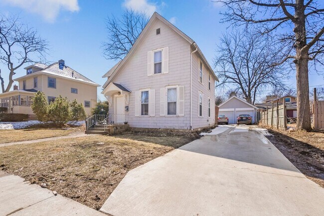 Building Photo - 709 Iowa St