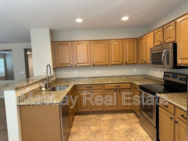 Building Photo - 2011 W Sunshine Butte Dr