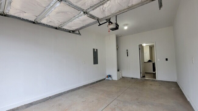 Building Photo - MOVE-IN SPECIAL! 1/2 OFF 1st MONTHS RENT.