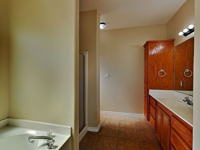 Building Photo - No Application Fee* $500 off first months ...