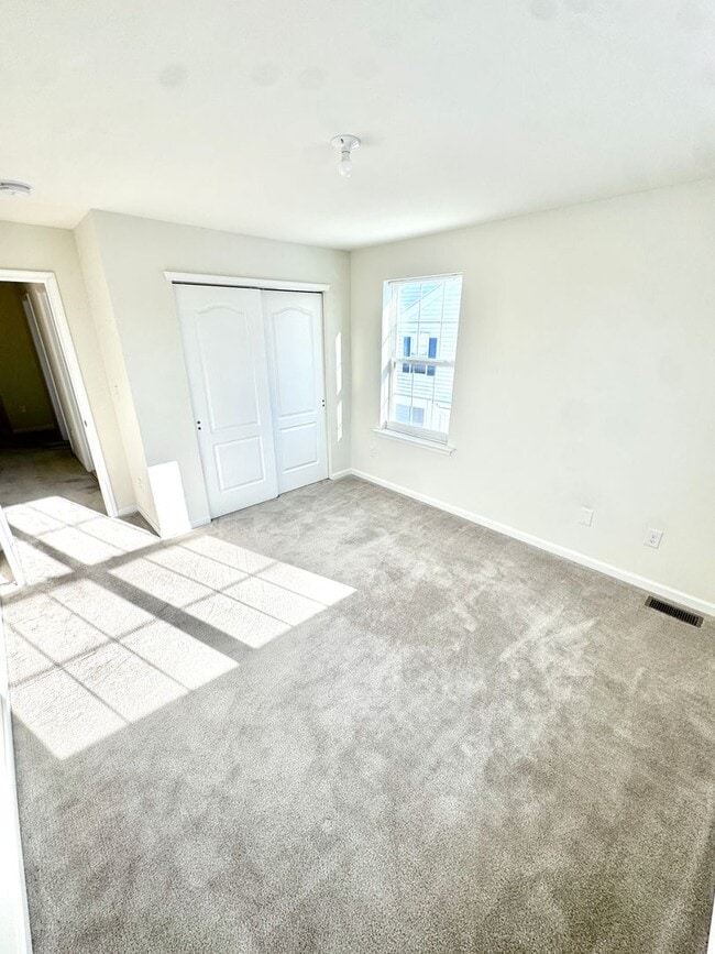 Building Photo - THREE BEDROOM TOWNHOME- PARKLAND SCHOOLS!