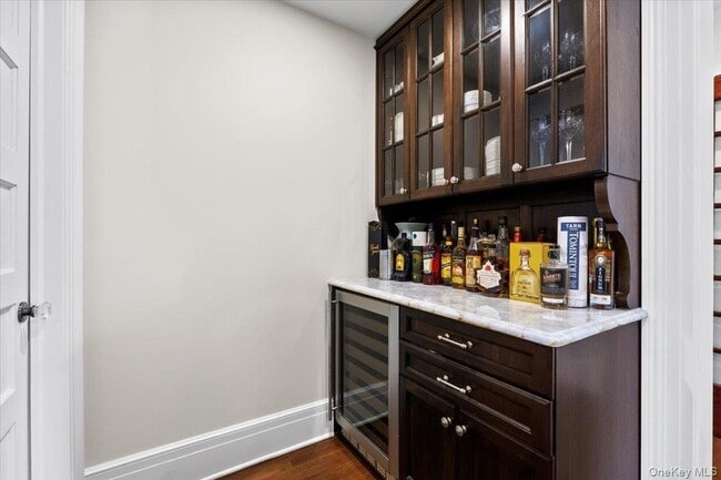 Building Photo - 47 Greenacres Ave