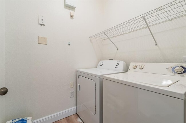 Building Photo - 10108 Courtney Oaks Cir