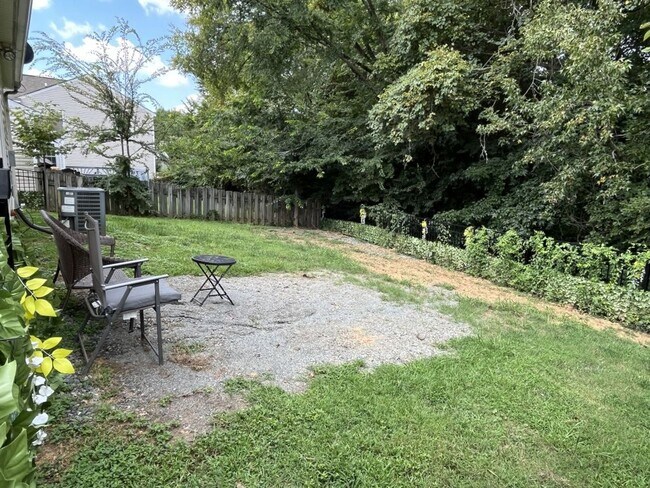 Building Photo - Updated 3 Bedroom, 2 Bath Ranch in NW Char...