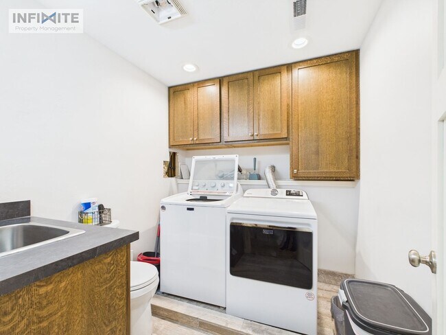Building Photo - Great Four Bedroom! First Month Half Off!!