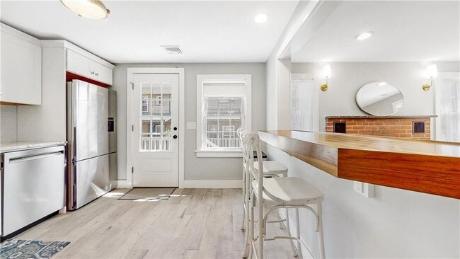 Building Photo - 10 Rear Robinson St