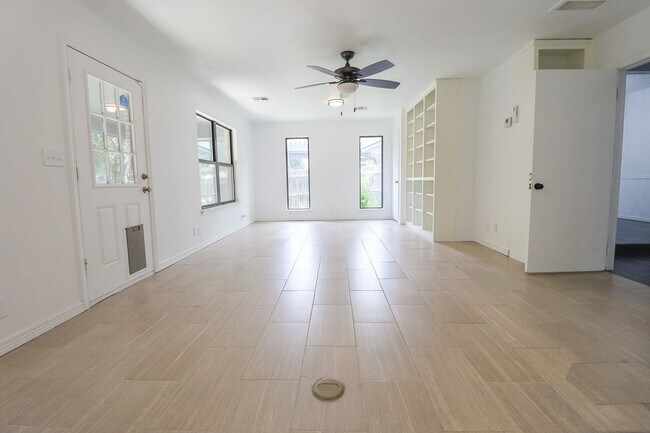 Building Photo - 3 Bed | 2 Bath | South Tulsa