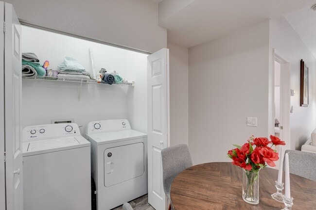 Building Photo - FURNISHED OR UNFURNISHED 2 BED 2 BATH NEAR...