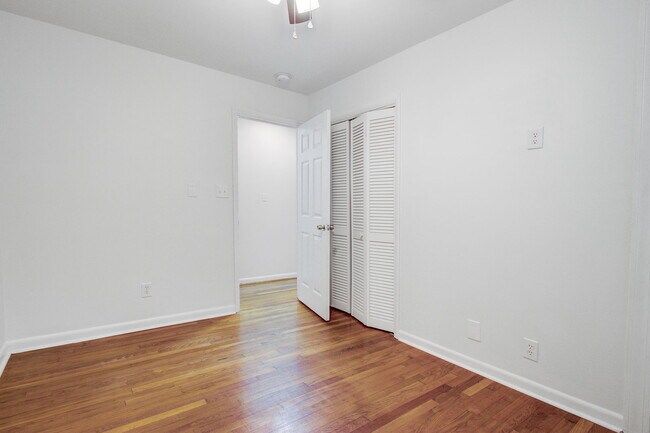 Building Photo - 816 E Estates Blvd