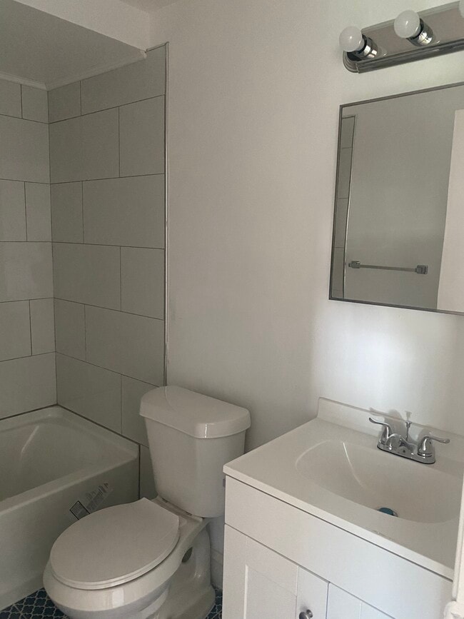 Building Photo - 1630 N Pontiac Trl