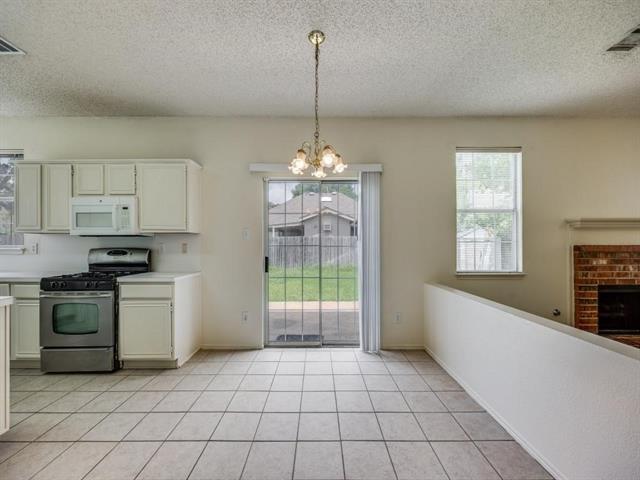Building Photo - 833 Bellflower Dr