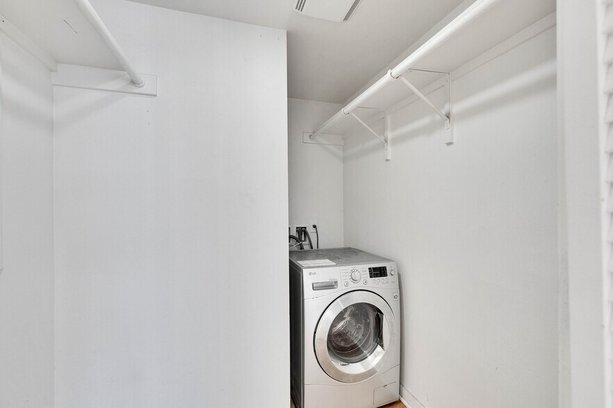 Building Photo - 2200 Dickson Dr