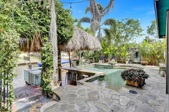 Building Photo - 1613 SW 5th Ct