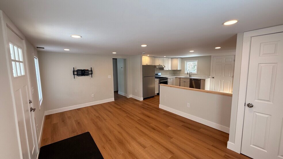 Building Photo - 193 Sidney Rd