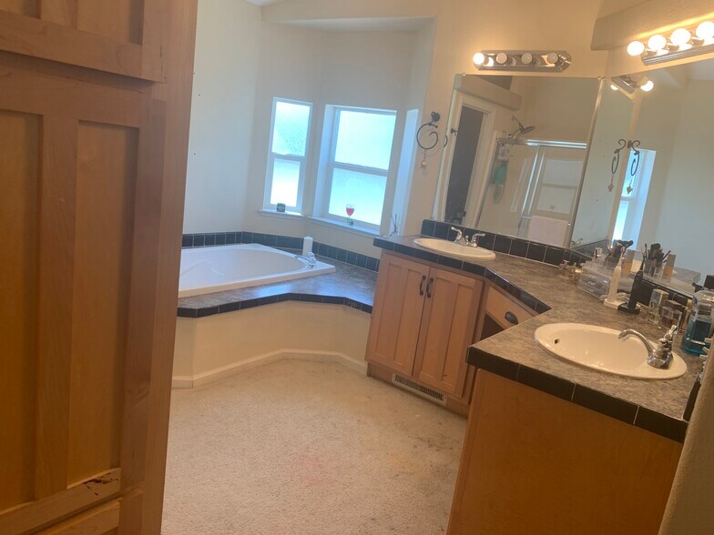 MBR Bath - 9385 Burchell Rd