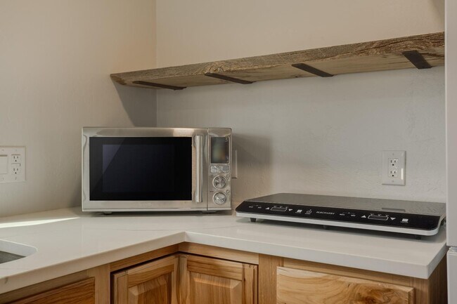 Building Photo - 501 El Paraiso Rd NW