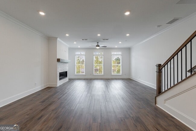 Building Photo - 10744 Davis Dr