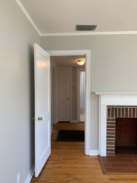 Building Photo - 114 Ellinor St